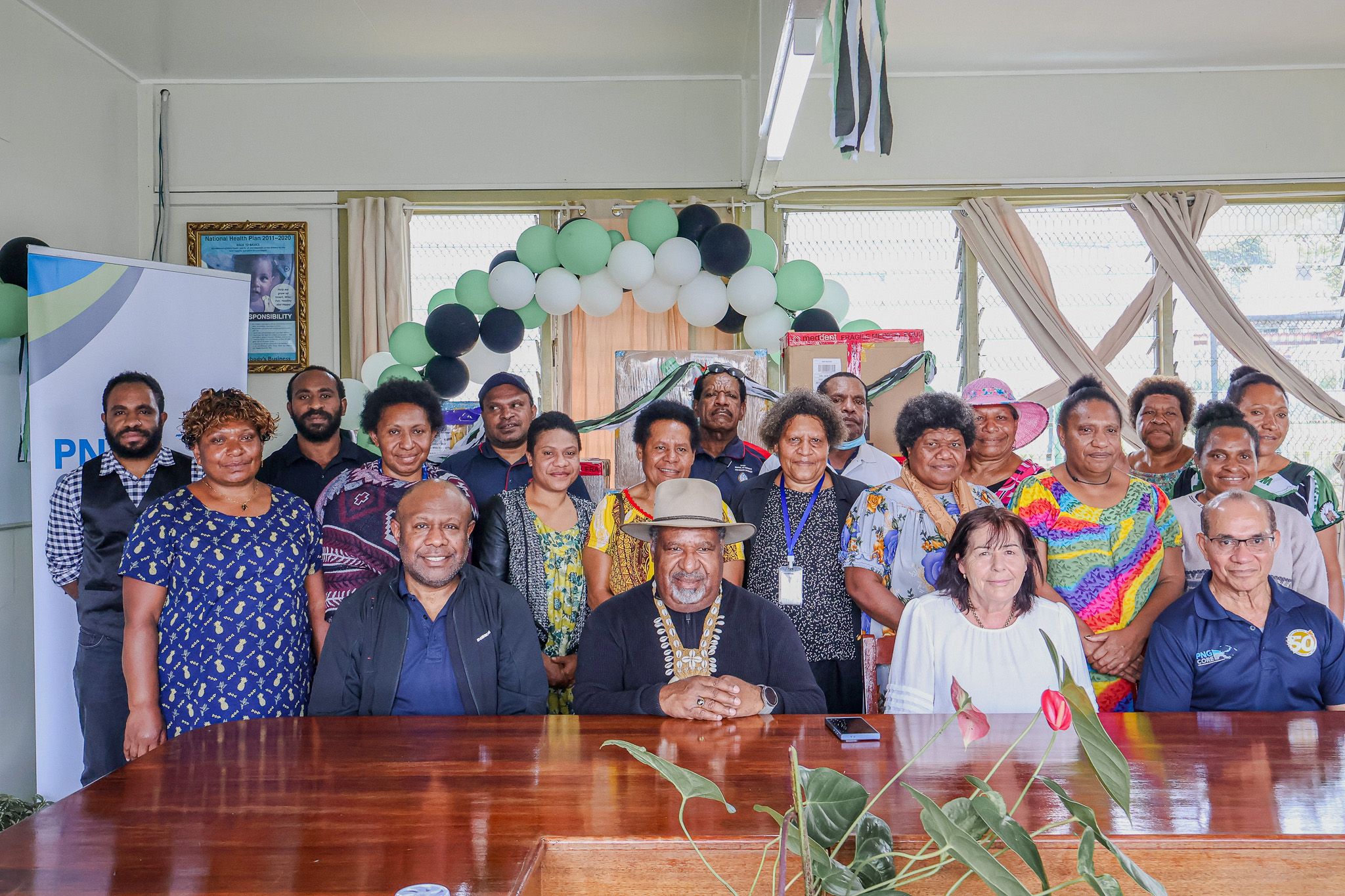 (L-R) PNGCORE President Anthony Smaré, Western Highlands Governor Wai Rapa, Western Highlands Provincial Health Authority CEO Jane Holden and PNGCORE Senior Vice President Richard Kassman along with the Mt Hagen General Hospital’s pediatric ward staff during the donation.