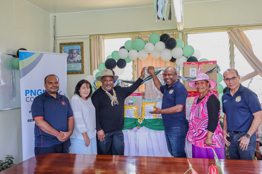 L-R) Mt Hagen General Hospital’s Pediatrician Dr Ian Kintwa, WHP Health Authority Jane Holden, Western Highlands Governor Wai Rapa, PNGCORE President Anthony Smaré, Sr Serah Dot, Hospital Manager and PNGCORE Senior Vice President Richard Kassman during the medical equipment donation last week Saturday.