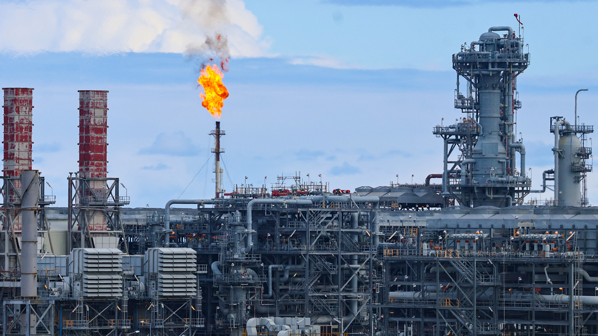 Processing units and a flare stack at the PNG LNG plant